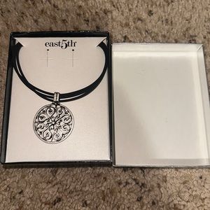 PENDENT LEATHER NECKLACE
